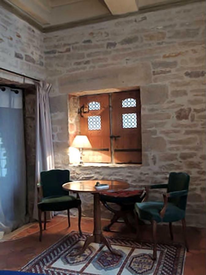 Maison Romane 1136 Клюні Екстер'єр фото