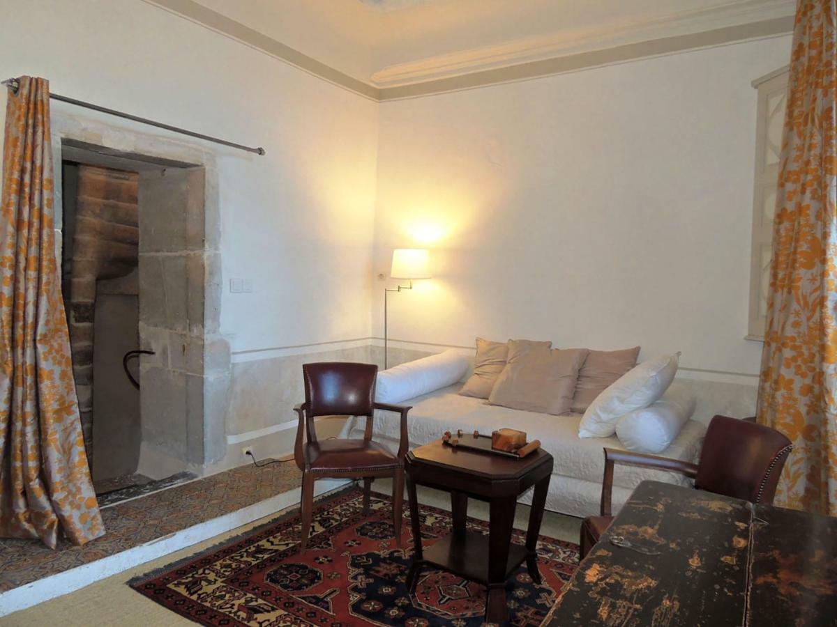 Maison Romane 1136 Клюні Екстер'єр фото